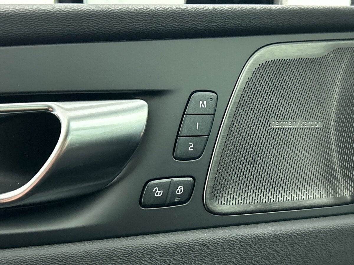 49836584 volvo xc60 t6 plus dark recharge head up panoramadak getint glas 10