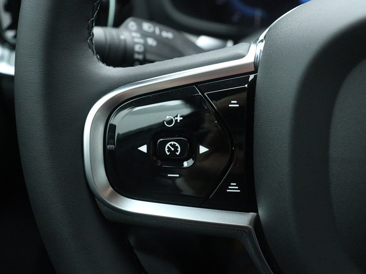 43755968 volvo v60 2 0 b3 plus dark sportstoelen zwarte hemel camera faf958