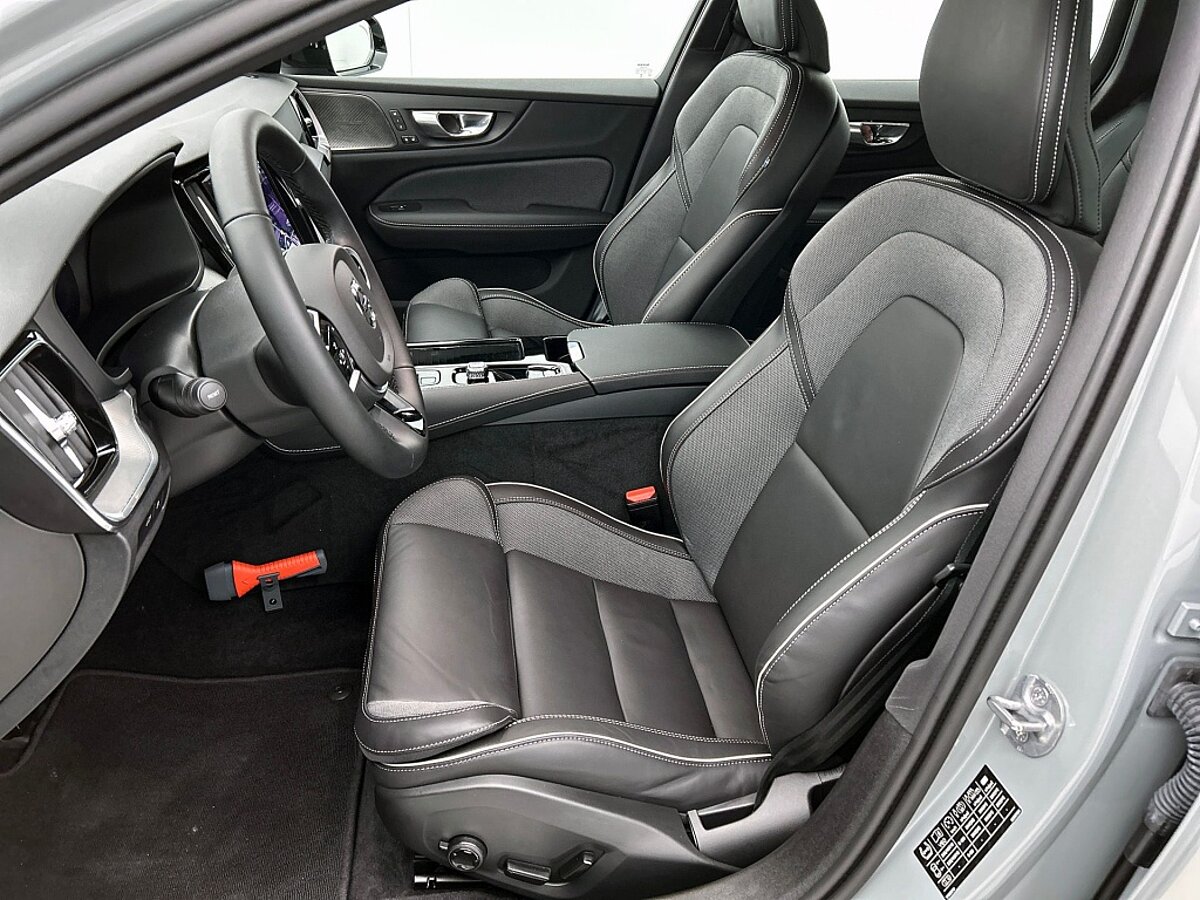 47443693 volvo v60 2 0 t6 awd dark 71