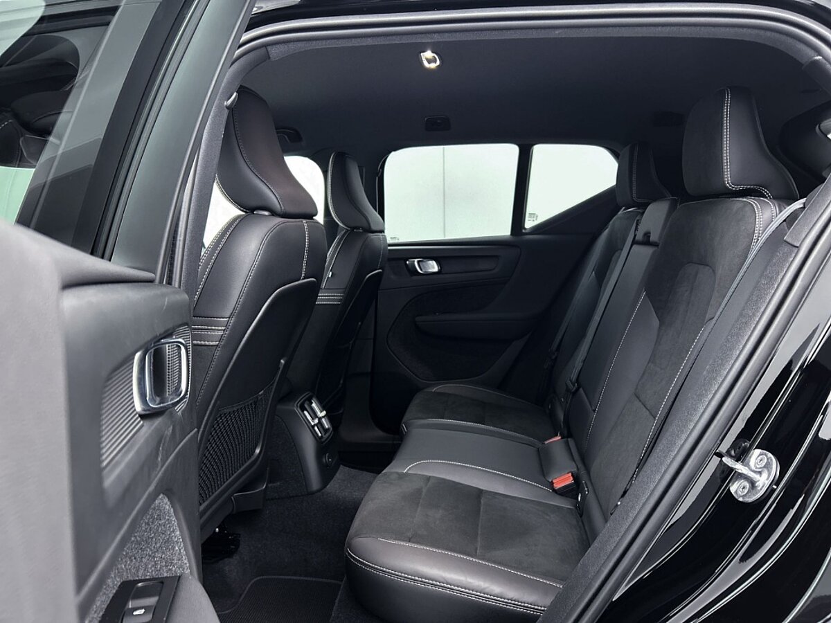 45429924 volvo xc40 1 5 t5 recharge r design 03