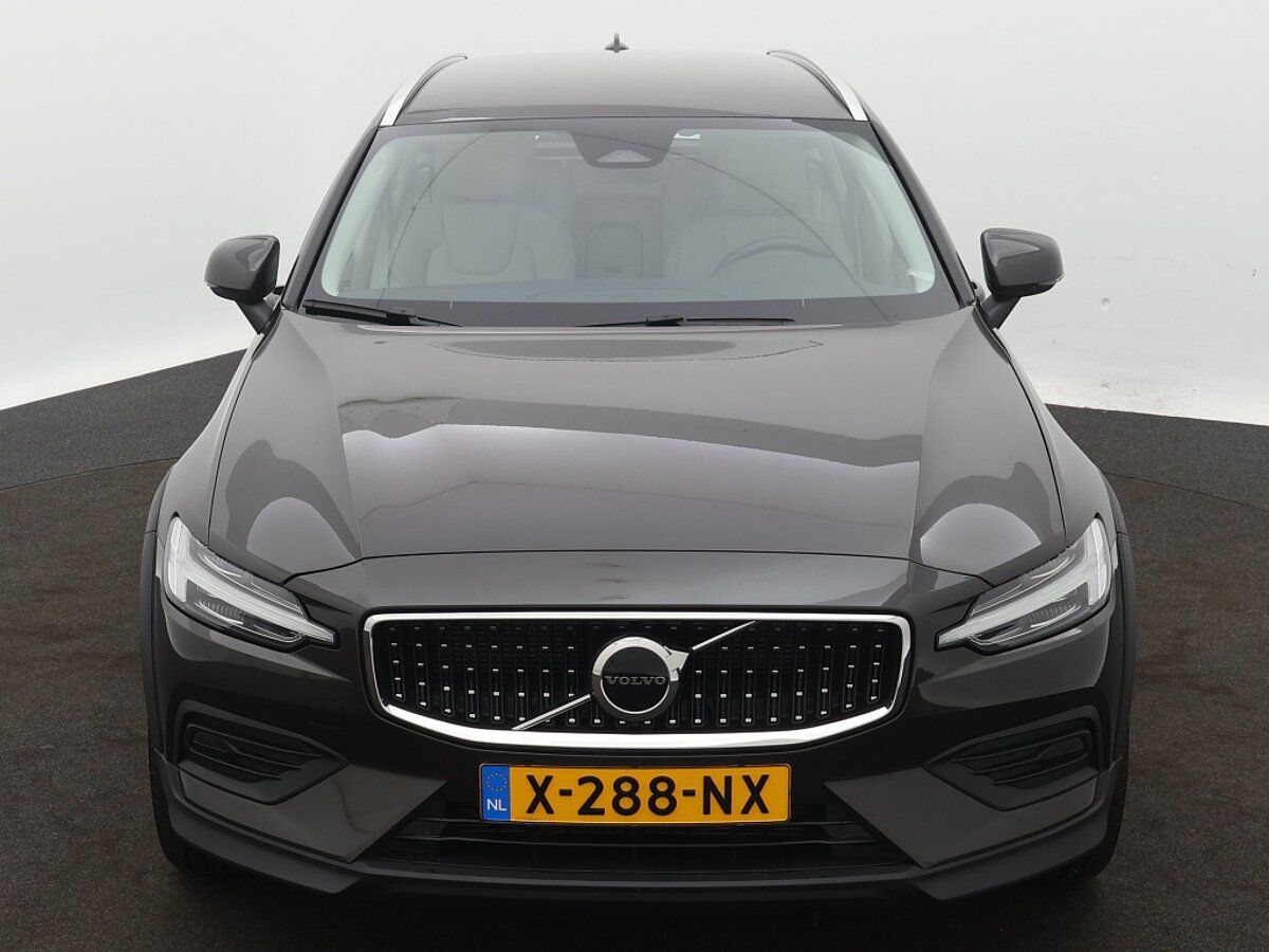 44271025 volvo v60 2 0 b5 cross country awd 9 01