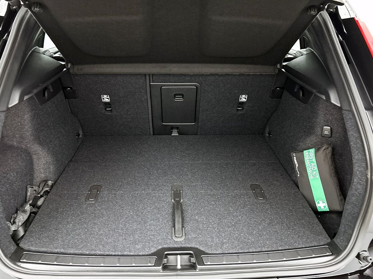 46844168 volvo xc40 2 0 b4 plus black edition 62