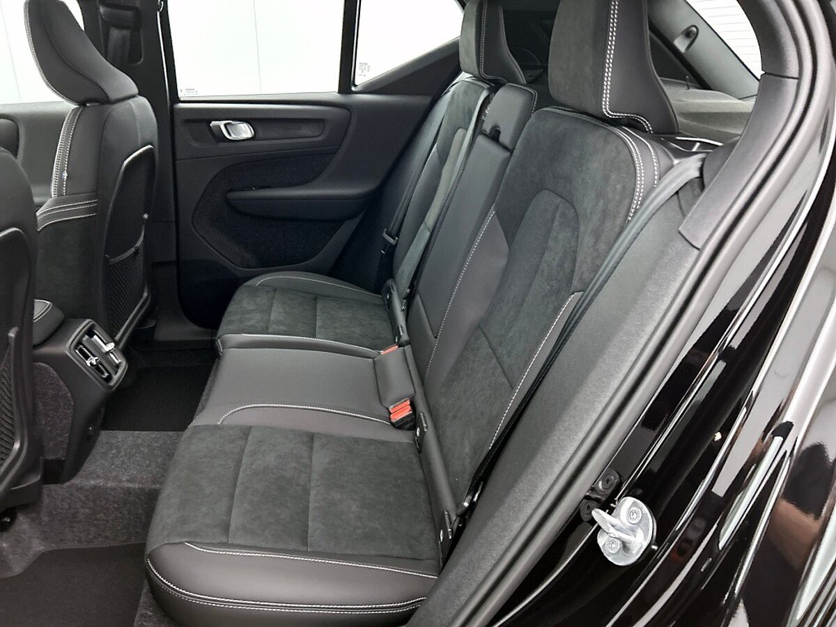 46844168 volvo xc40 2 0 b4 plus black edition 60