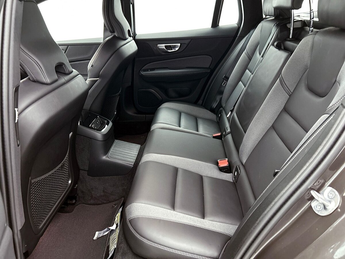 49833852 volvo v60 2 0 t6 awd plus dark trekhaak leder camera 360 harman ka 71