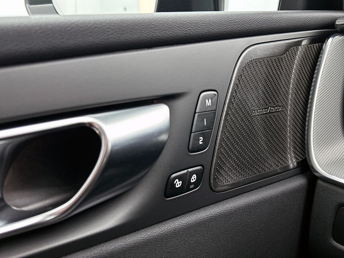 48687982 volvo xc60 2 0 t6 awd ultra dark 85