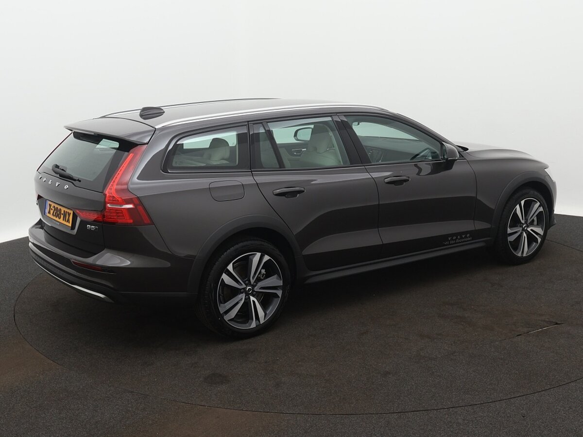 44271025 volvo v60 2 0 b5 cross country awd 02
