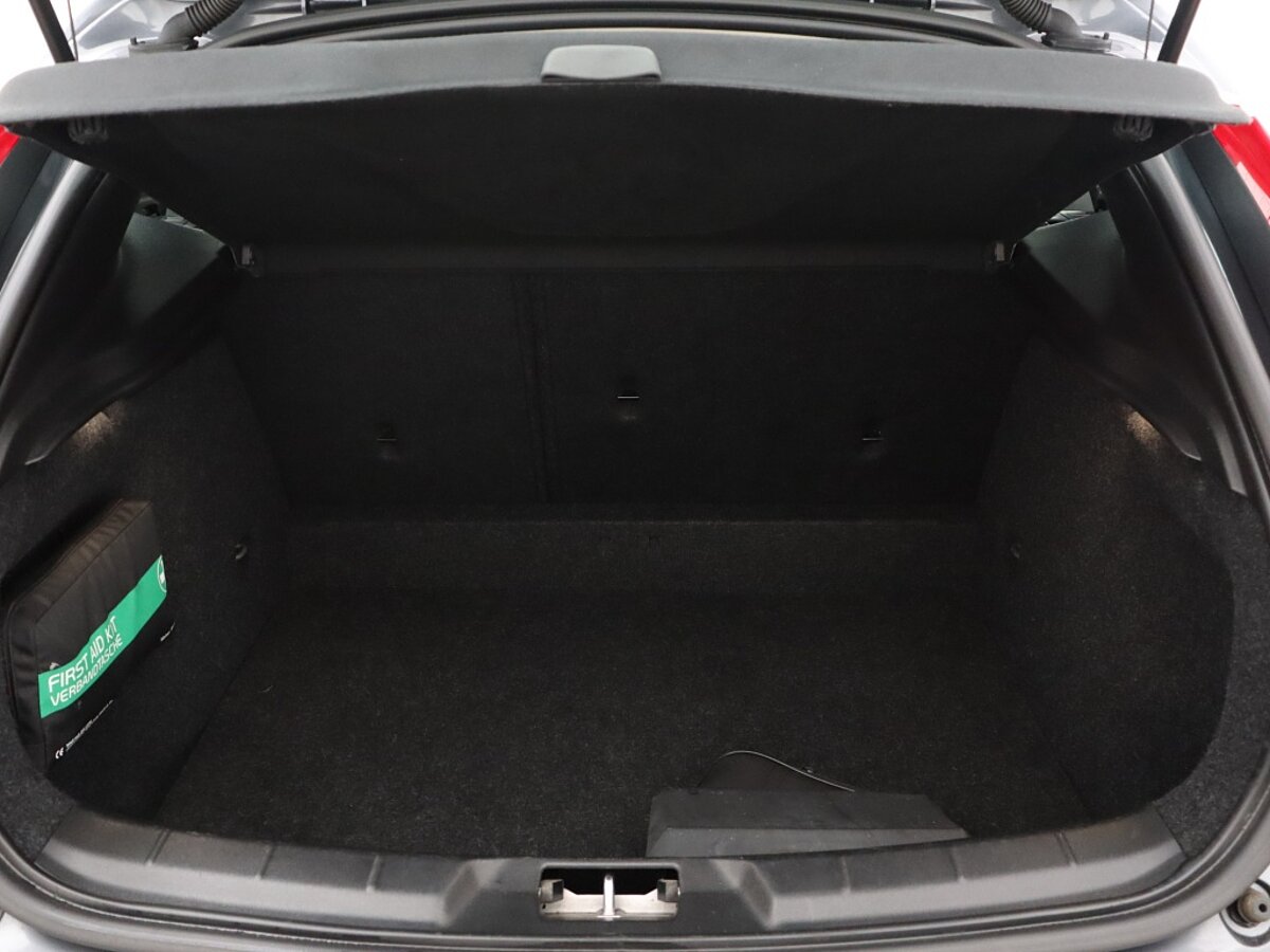 34316555 volvo v40 1 6 t4 momentum 37