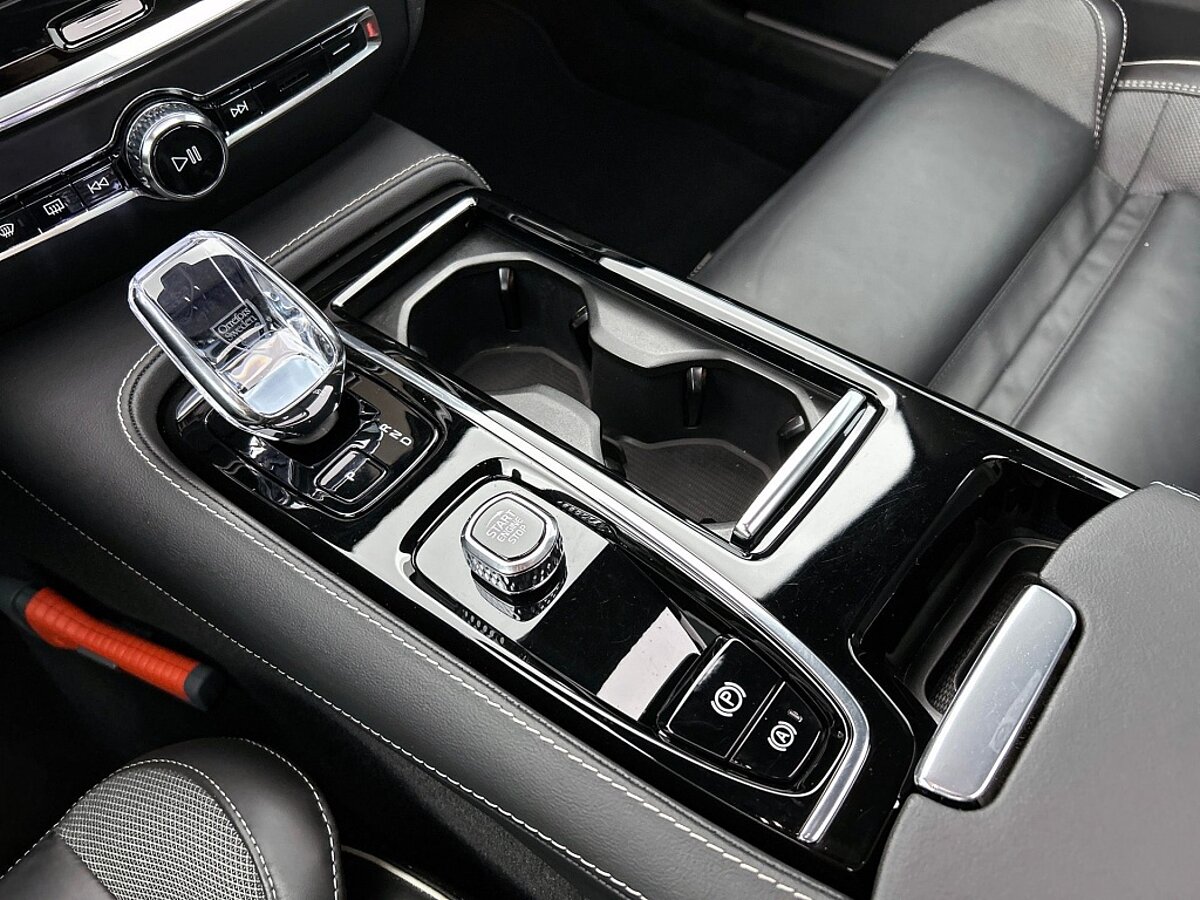 46060619 volvo v60 2 0 t6 awd plus dark 360a camera trekhaak panoramadak 9 06