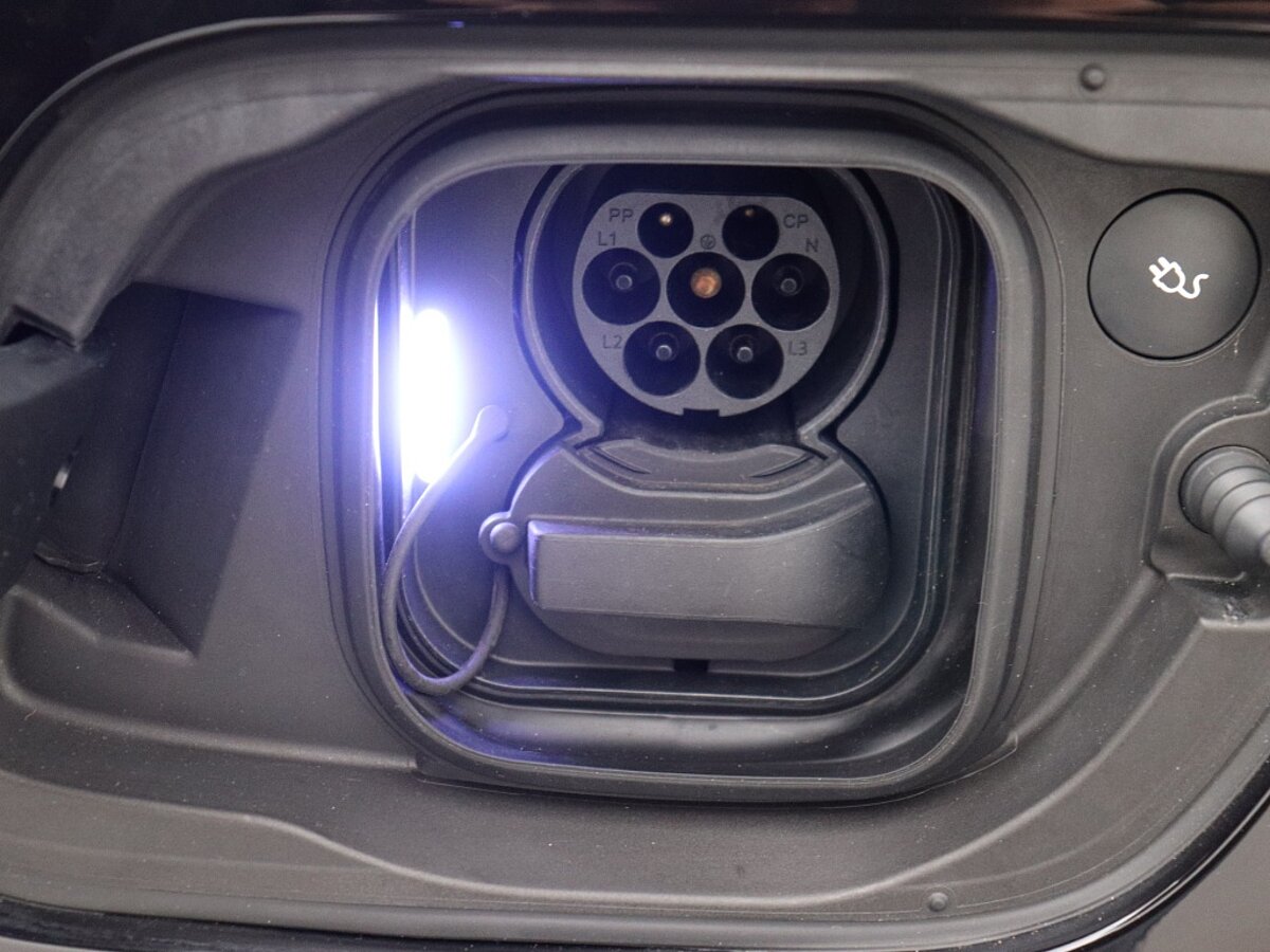 43837479 volvo xc40 recharge p8 awd r design 52