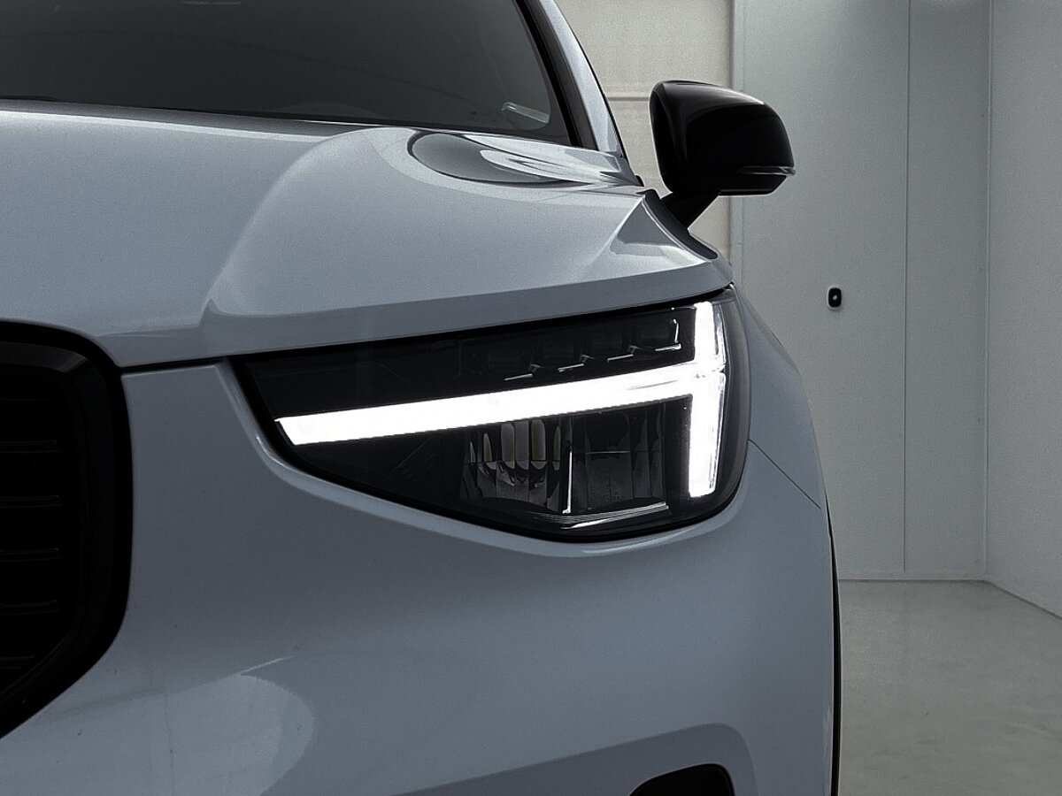 44775381 volvo xc40 2 0 b4 plus dark 51