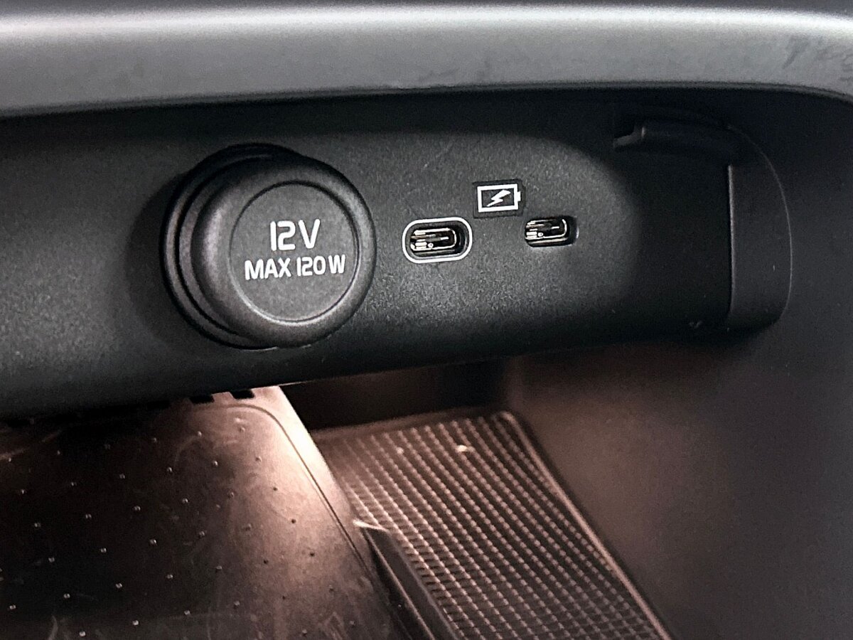 45933217 volvo xc40 recharge plus cf70cc