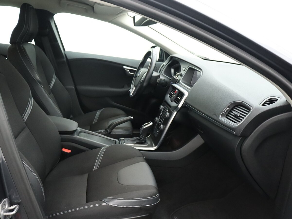 34316555 volvo v40 1 6 t4 momentum 35