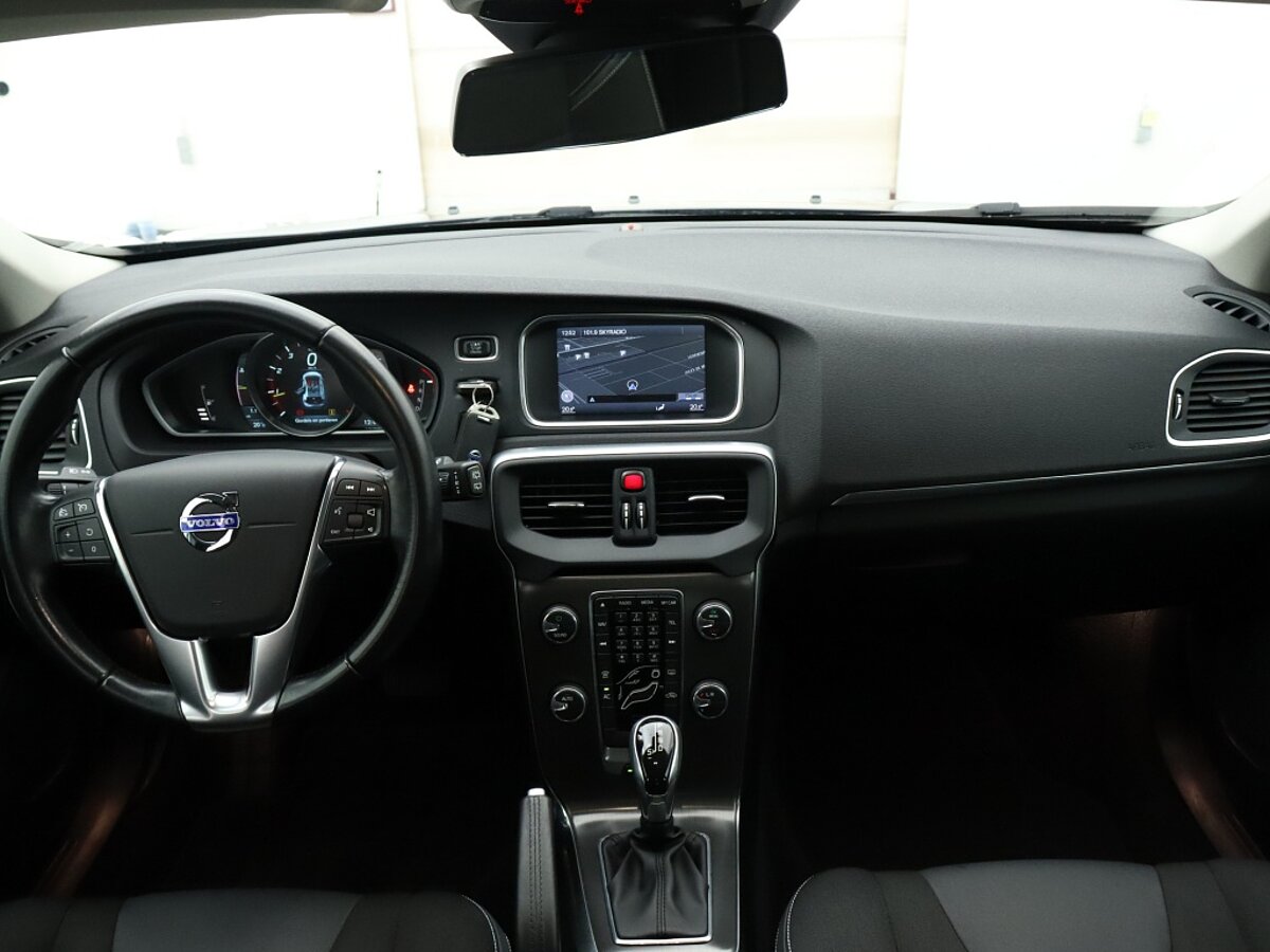34316555 volvo v40 1 6 t4 momentum 5 02