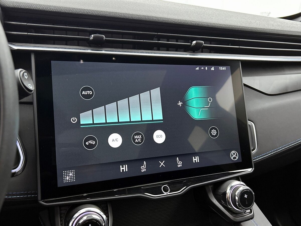 46742268 lynk co 01 1 5 phev black edition 09