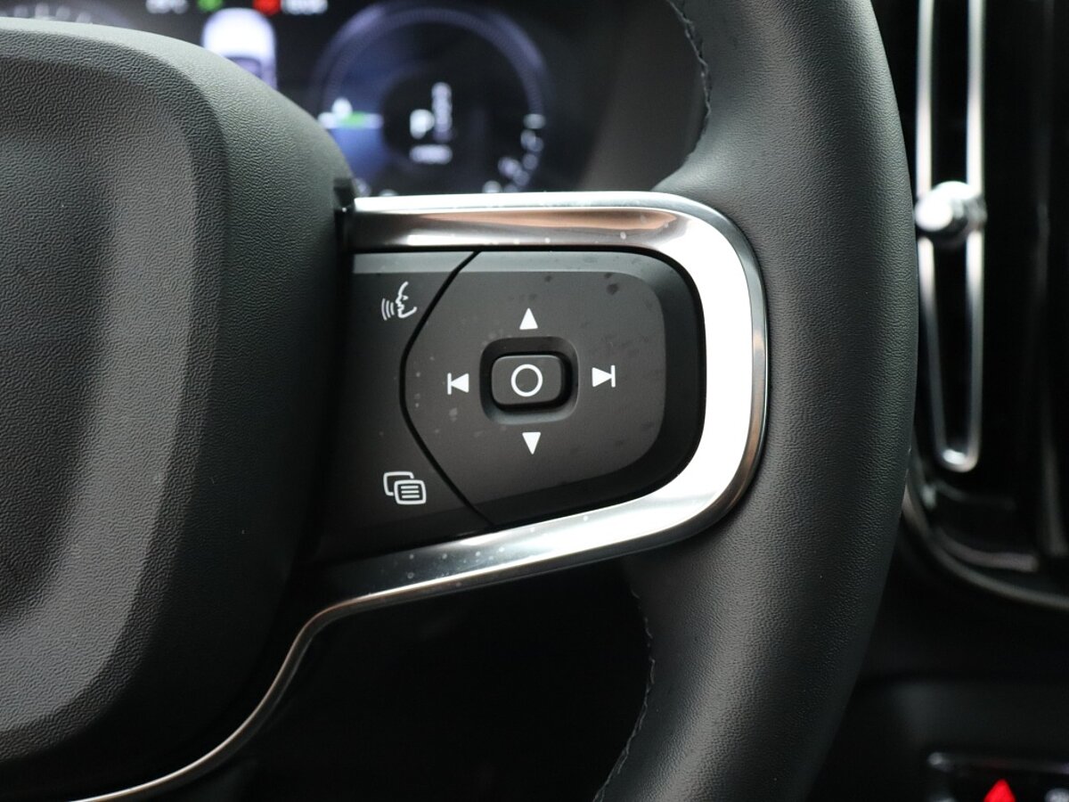 34860842 volvo xc40 1 5 t4 twin engine ultimate dark 20 velgen pano dak 40