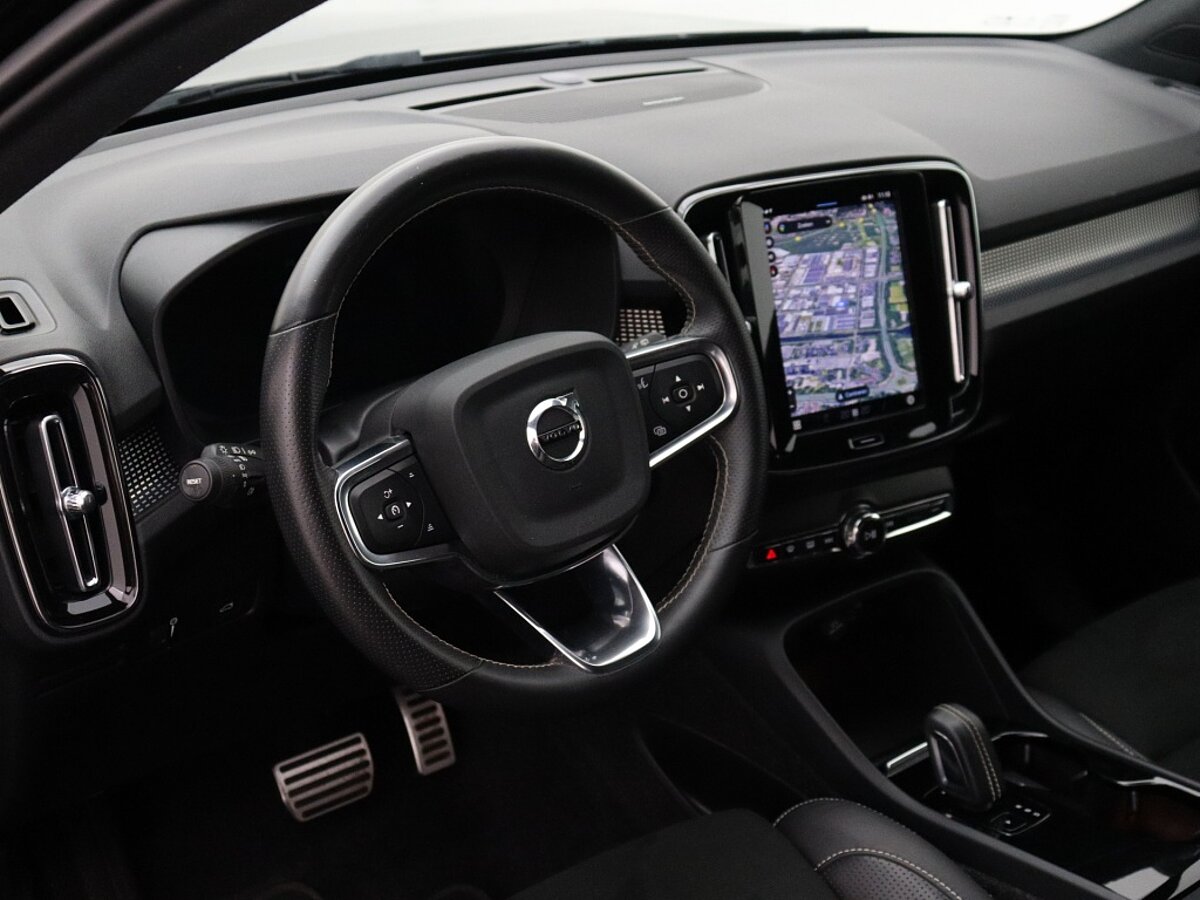 43837479 volvo xc40 recharge p8 awd r design 4 01
