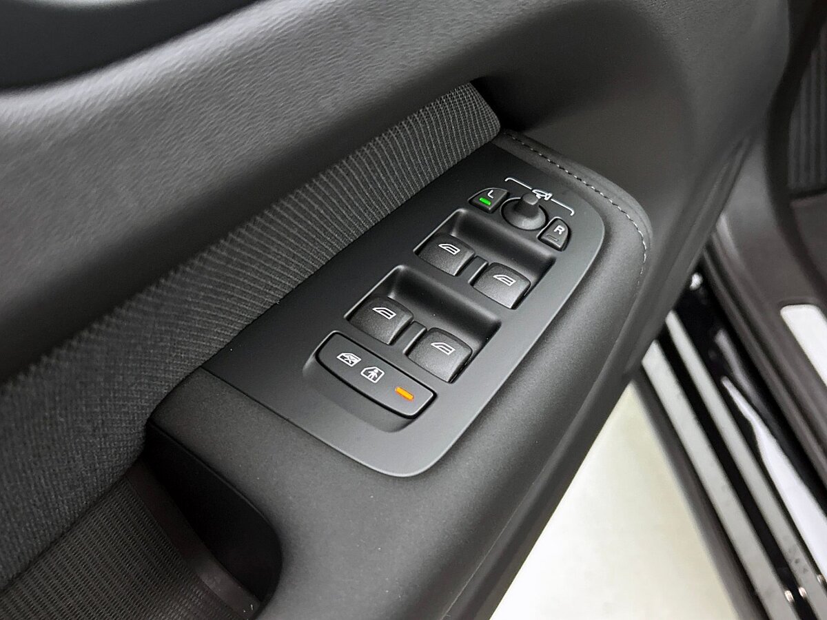 49427839 volvo xc60 t6 plus black edition nieuw voorraad onyx black nappa op 39