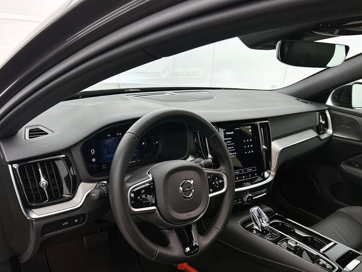 49833852 volvo v60 2 0 t6 awd plus dark trekhaak leder camera 360 harman ka 63