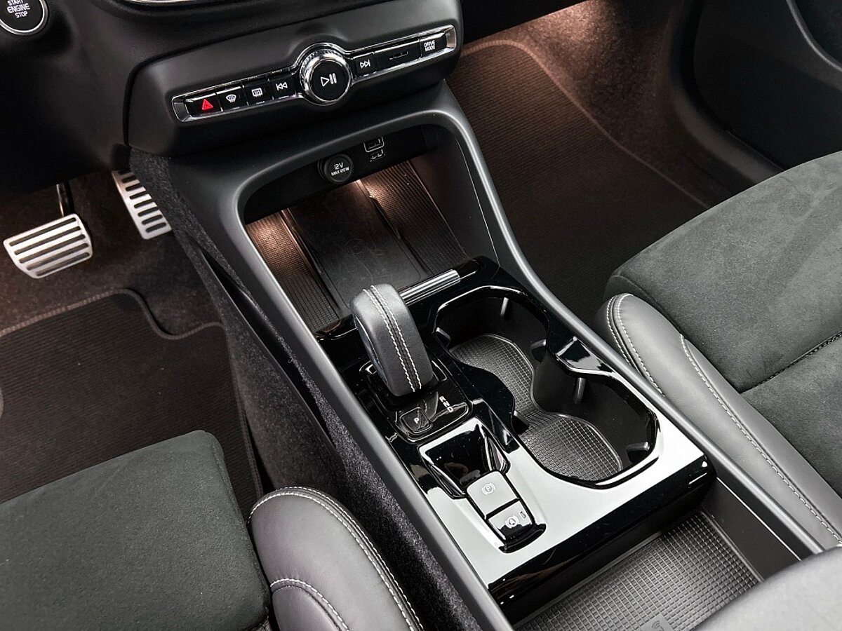 46990970 volvo xc40 1 5 t4 recharge r design 08