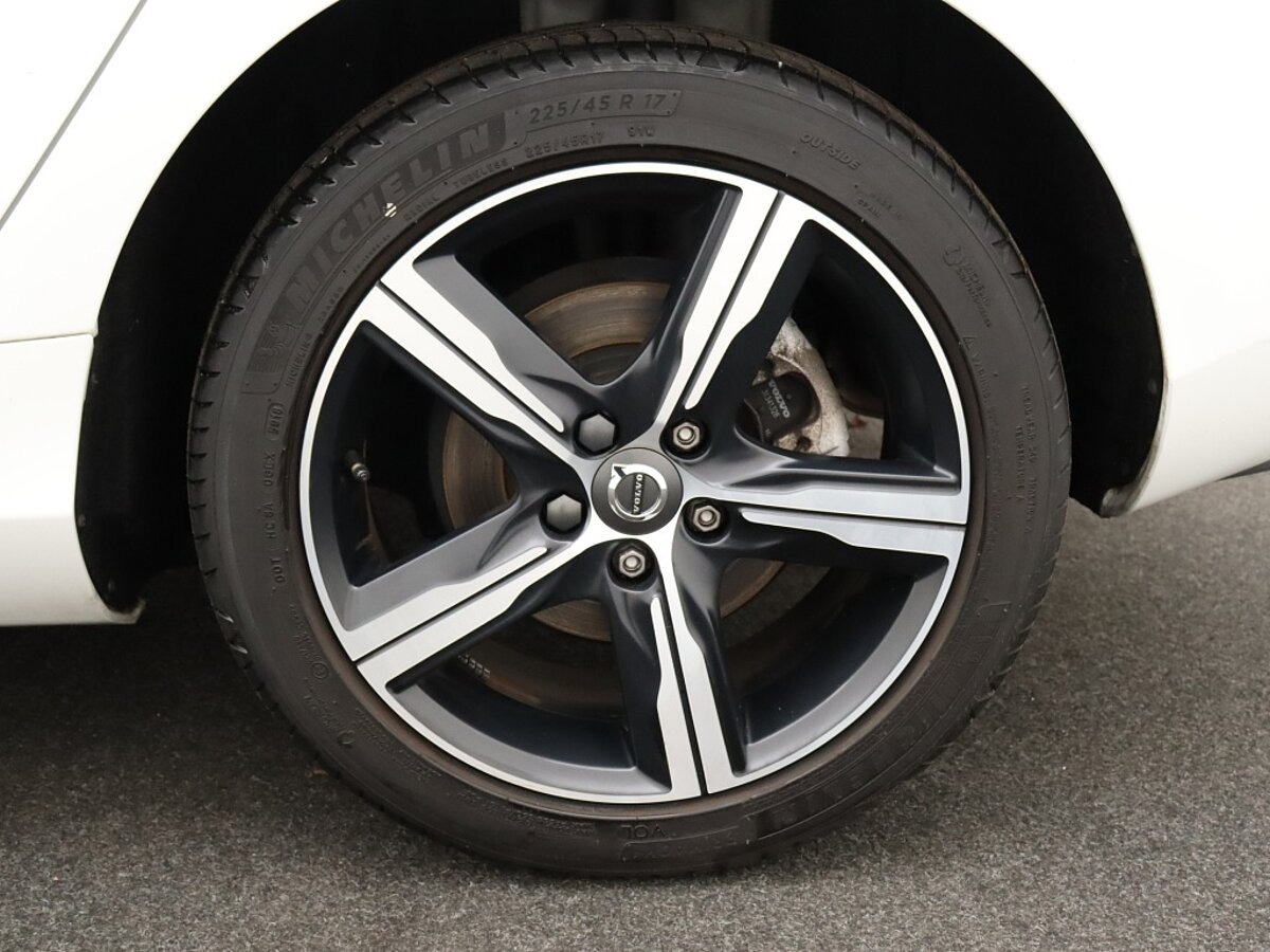 36007830 volvo v40 1 5 t3 polar sport panorama dak navigatie pdc 70