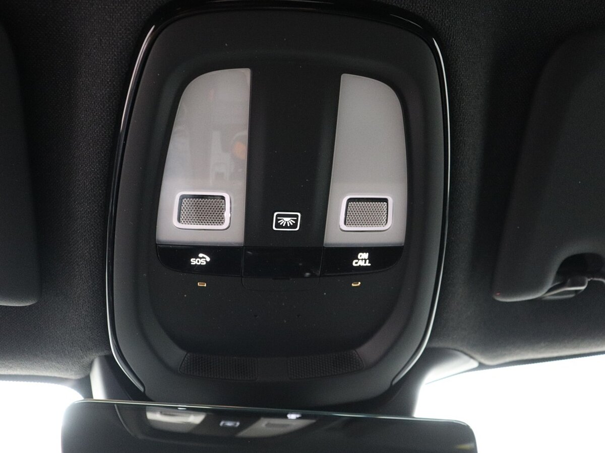 43837479 volvo xc40 recharge p8 awd r design 07