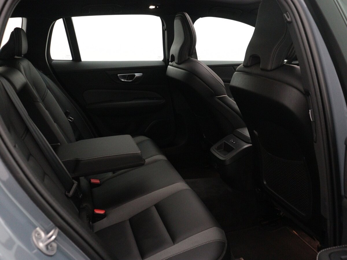42420857 volvo v60 2 0 b3 plus dark panoramadak harman kardon trekhaak 360 f92d34