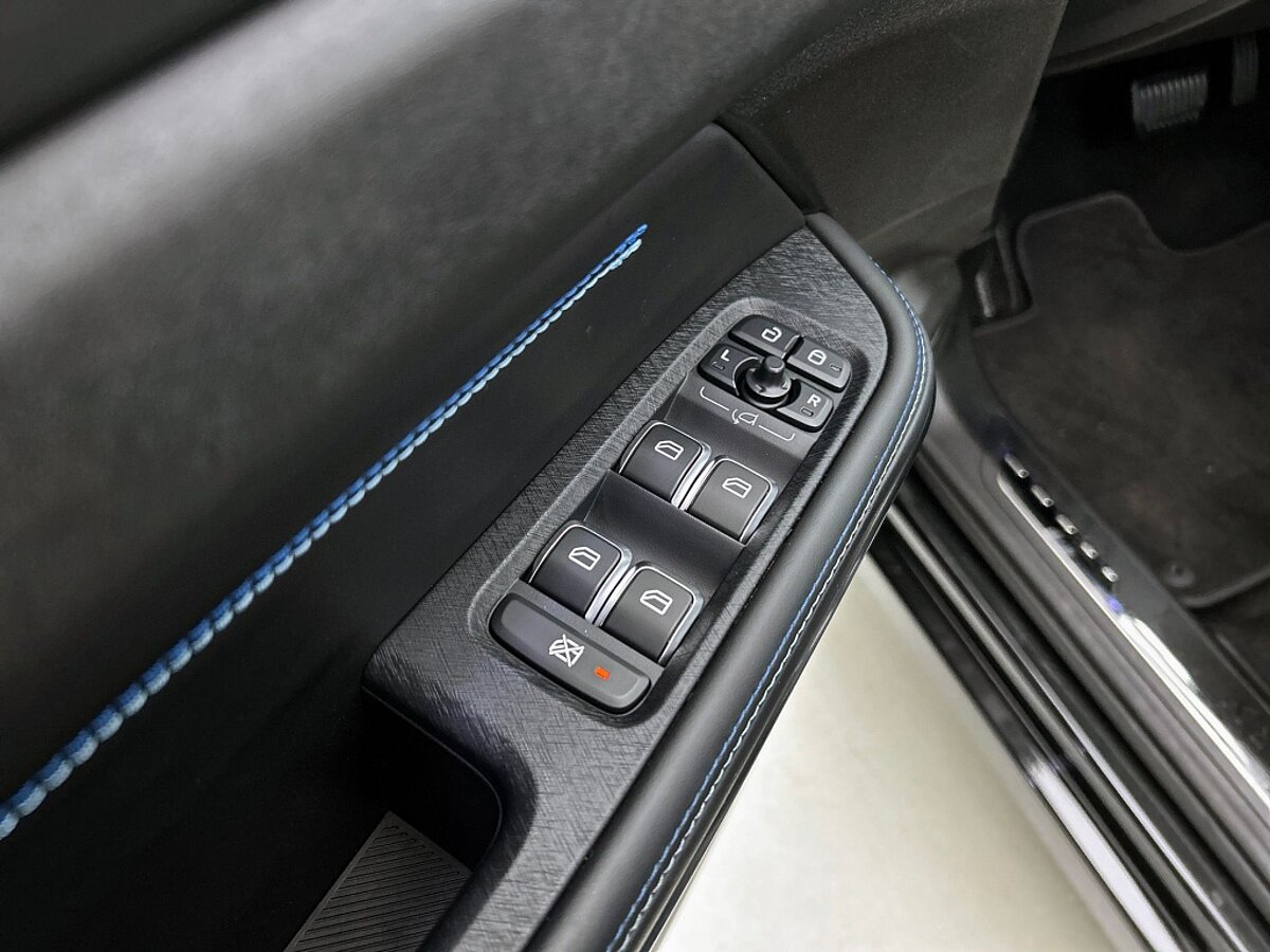 46742268 lynk co 01 1 5 phev black edition 42