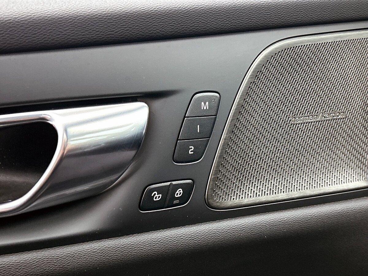 49041811 volvo v60 2 0 t6 awd plus dark panorama dak trekhaak 01