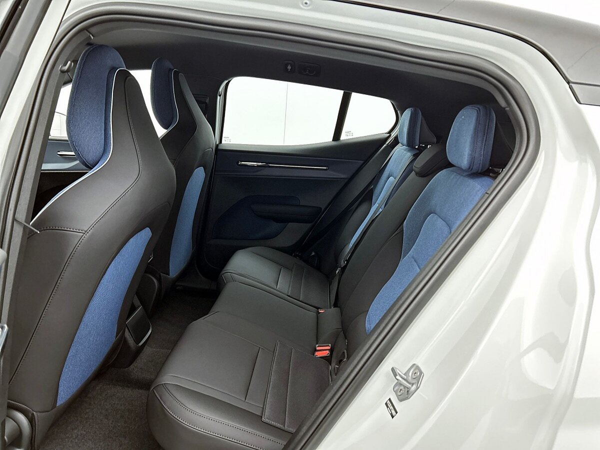 49433396 volvo ex30 plus extended range nieuw voorraad climate pack camera 26