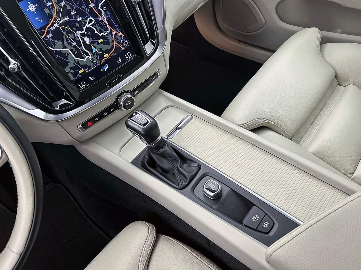 49484399 volvo v60 t5 momentum climate pack pilot assist camera h k blis 8 01