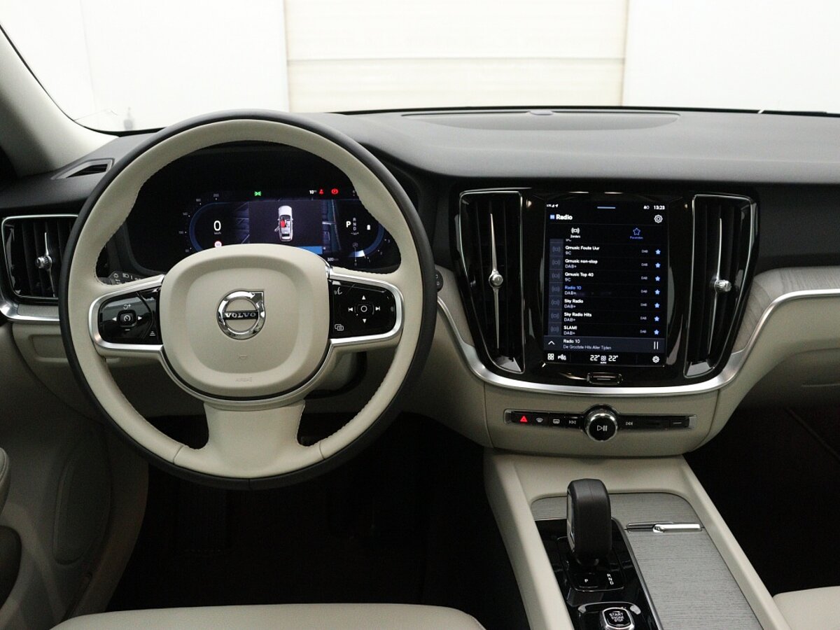 44271025 volvo v60 2 0 b5 cross country awd 7 01