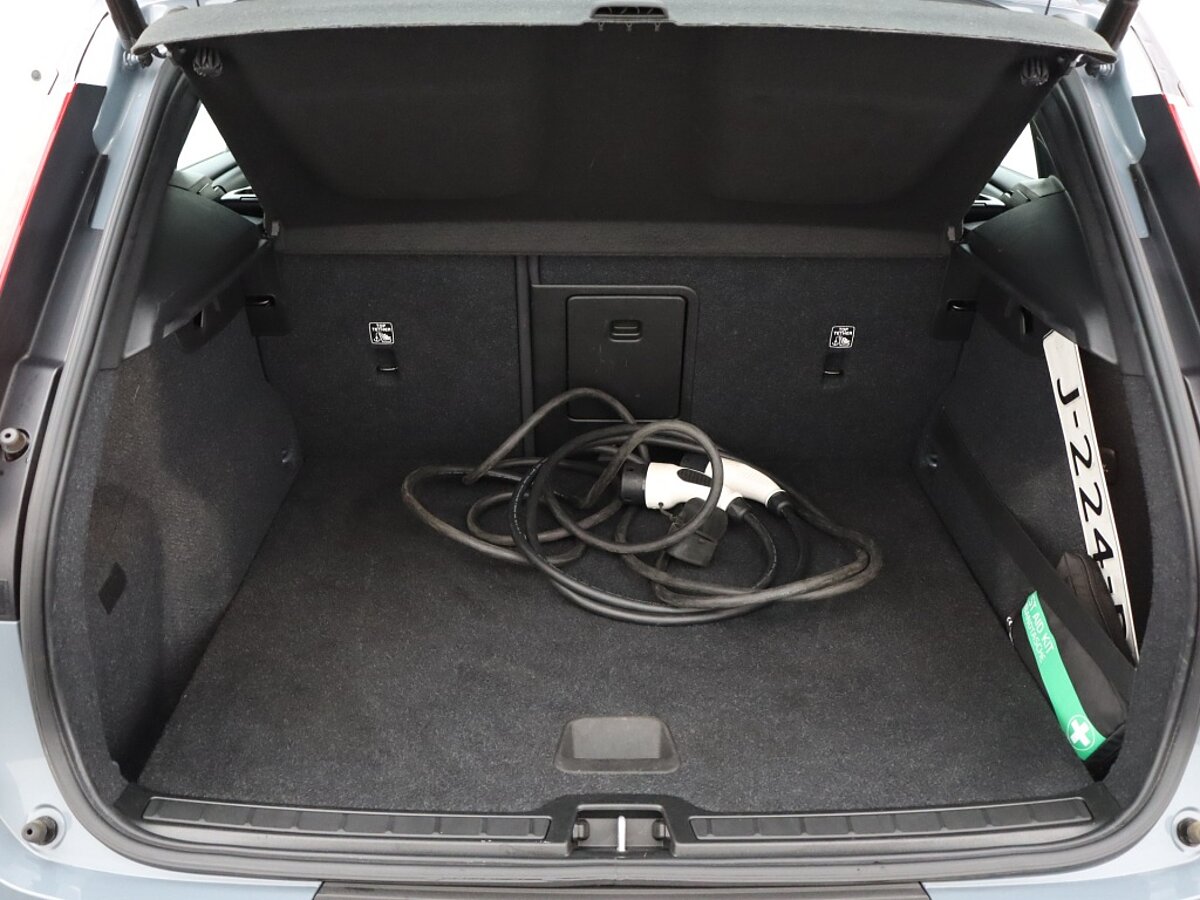 35603828 volvo xc40 1 5 t4 recharge r design expression 64