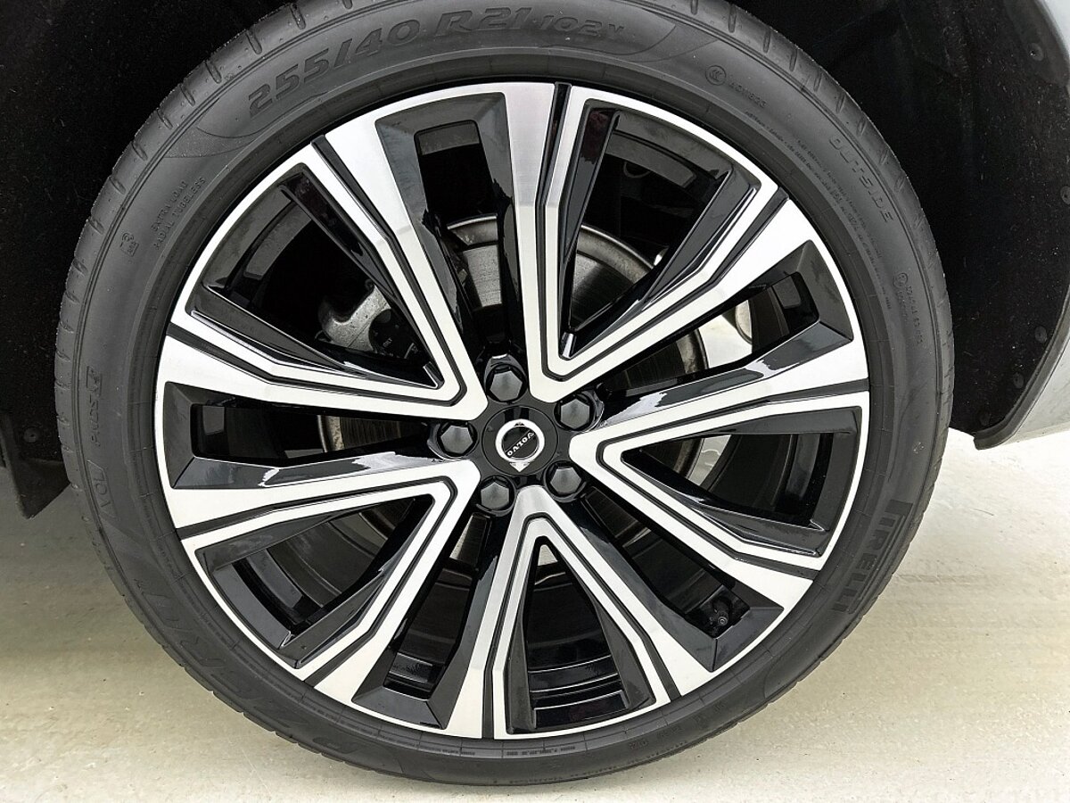 43680818 volvo xc60 2 0 t8 awd plus dark harman kardon panoramadak 21 lm velg 84