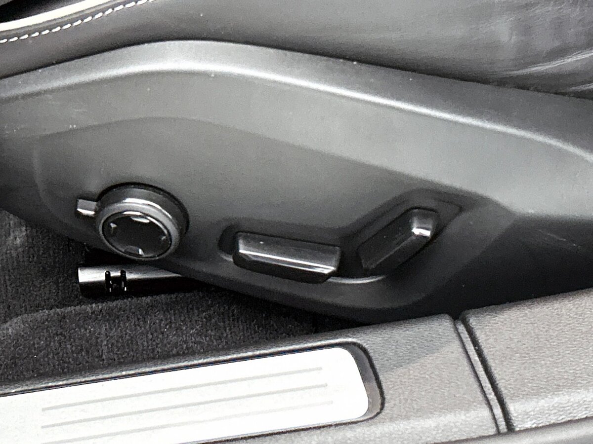 49833852 volvo v60 2 0 t6 awd plus dark trekhaak leder camera 360 harman ka 61