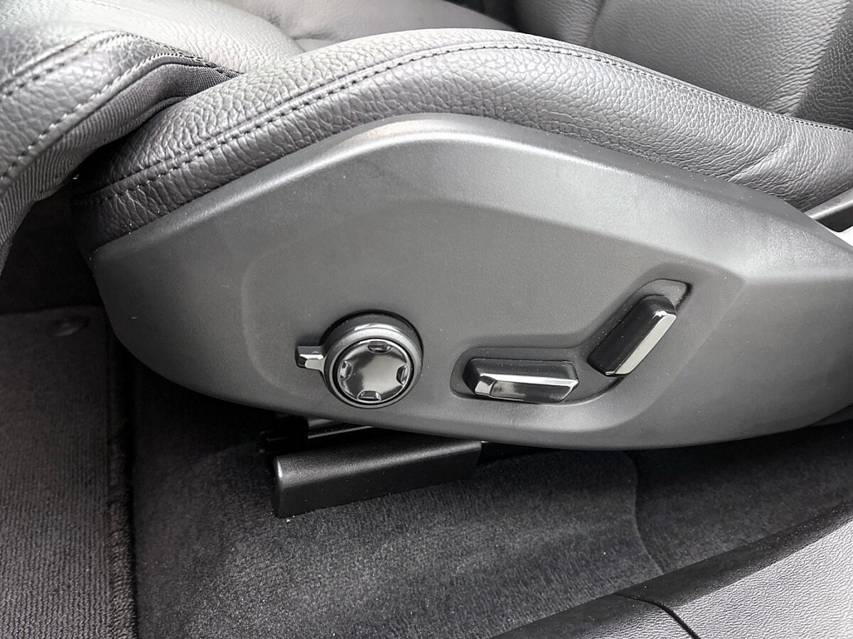 43680818 volvo xc60 2 0 t8 awd plus dark harman kardon panoramadak 21 lm velg 62