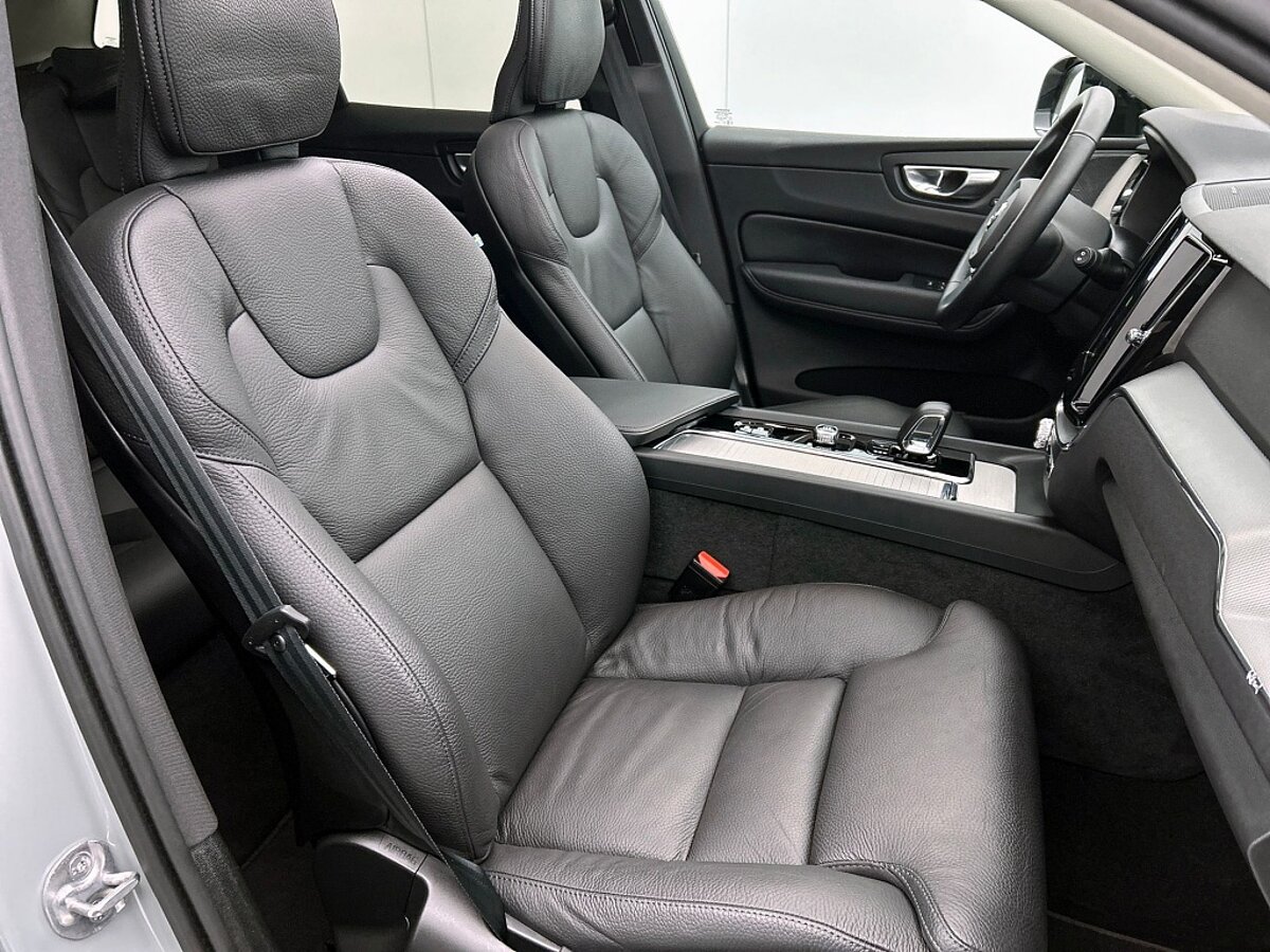 43680818 volvo xc60 2 0 t8 awd plus dark harman kardon panoramadak 21 lm velg 86