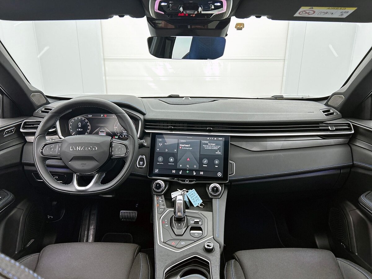 46742268 lynk co 01 1 5 phev black edition 40