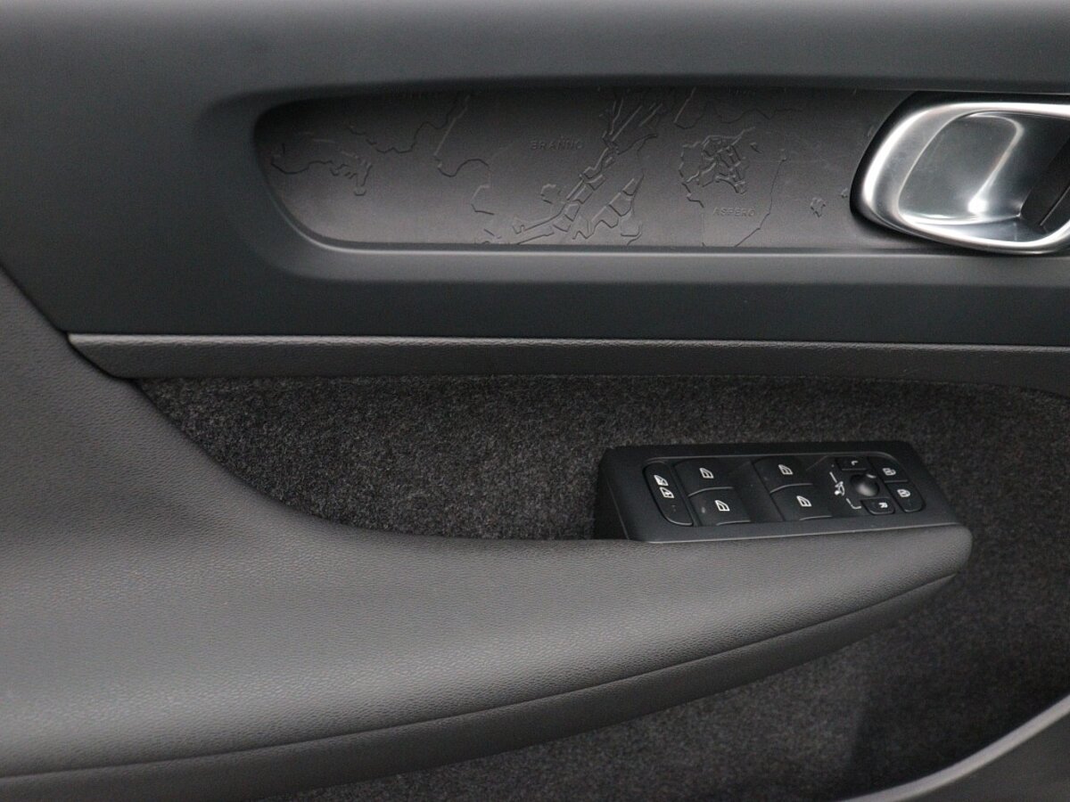 41639630 volvo xc40 recharge plus black pack 442f49