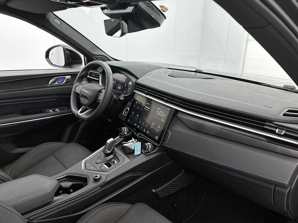 46742268 lynk co 01 1 5 phev black edition 39