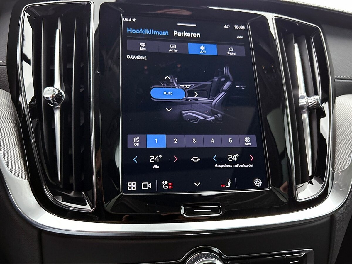 49250153 volvo v60 2 0 t8 awd ultra dark trekhaak panorama dak leder 56