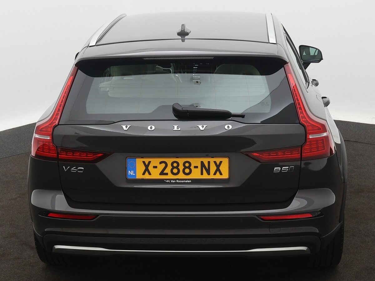 44271025 volvo v60 2 0 b5 cross country awd 01