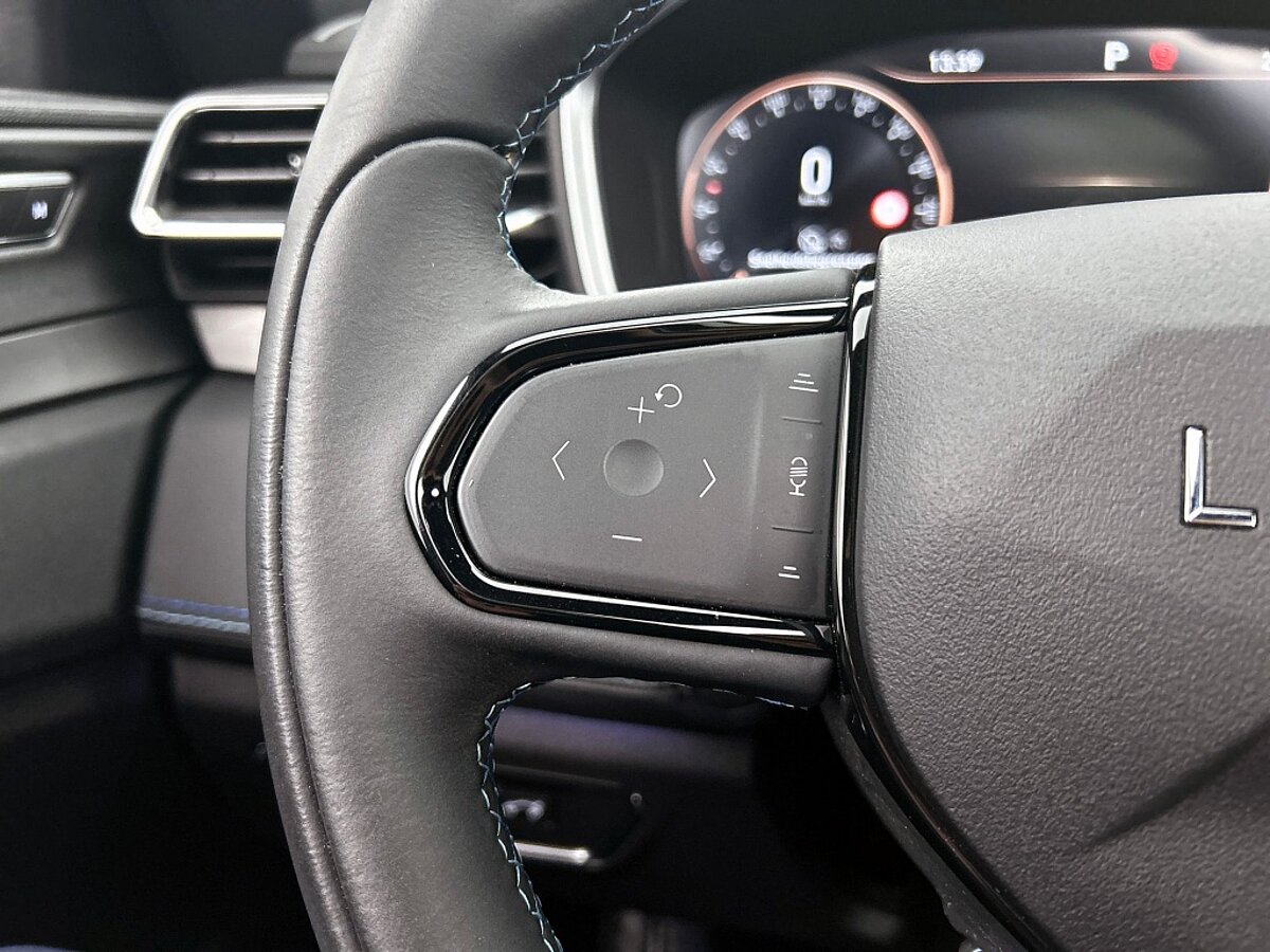 46742268 lynk co 01 1 5 phev black edition 7 01