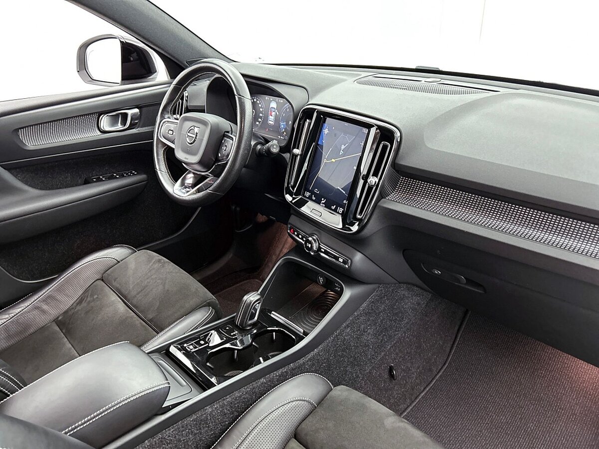 49567384 volvo xc40 2 0 t5 awd r design intro edition 31