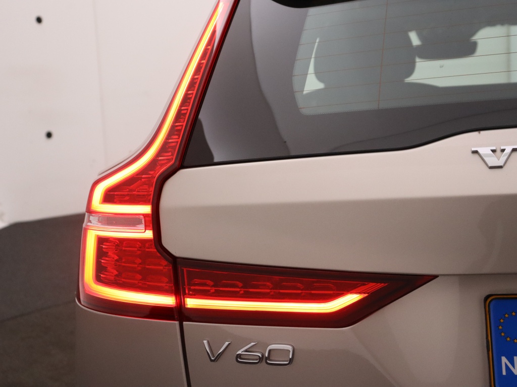 41451043 volvo v60 2 0 b3 plus dark panorama dak trekhaak lighting pack 6d3128