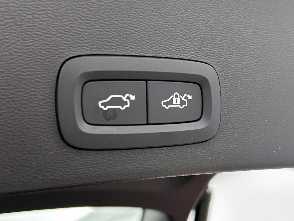 46844168 volvo xc40 2 0 b4 plus black edition 90
