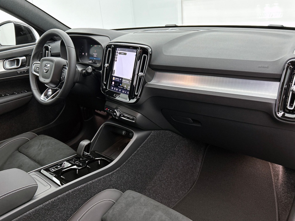 46844168 volvo xc40 2 0 b4 plus black edition 93