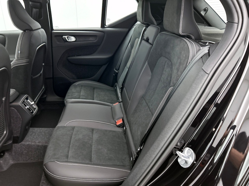 46844168 volvo xc40 2 0 b4 plus black edition 97