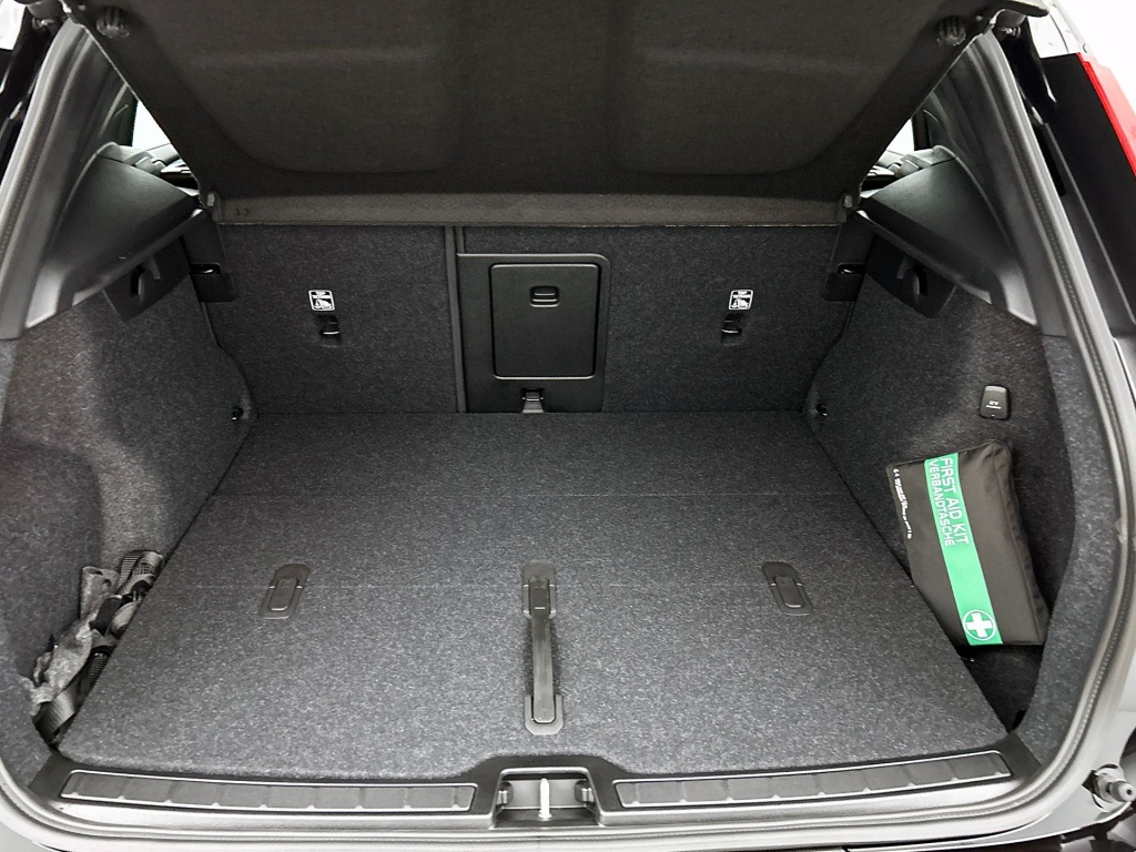 46844168 volvo xc40 2 0 b4 plus black edition 99