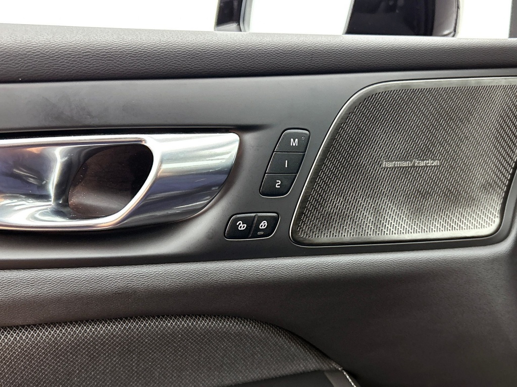 47513318 volvo v60 2 0 t6 plus dark trekhaak sport leder 360 blis pilot 77