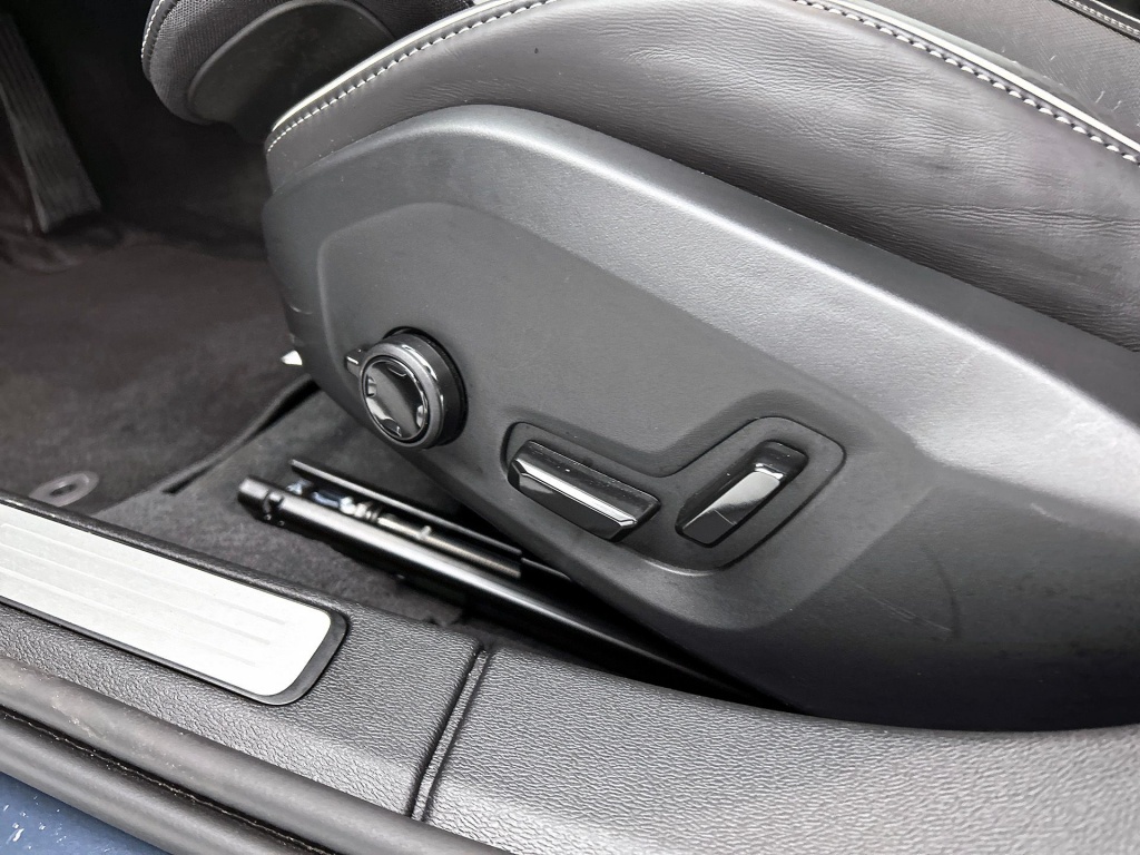 47513318 volvo v60 2 0 t6 plus dark trekhaak sport leder 360 blis pilot 86